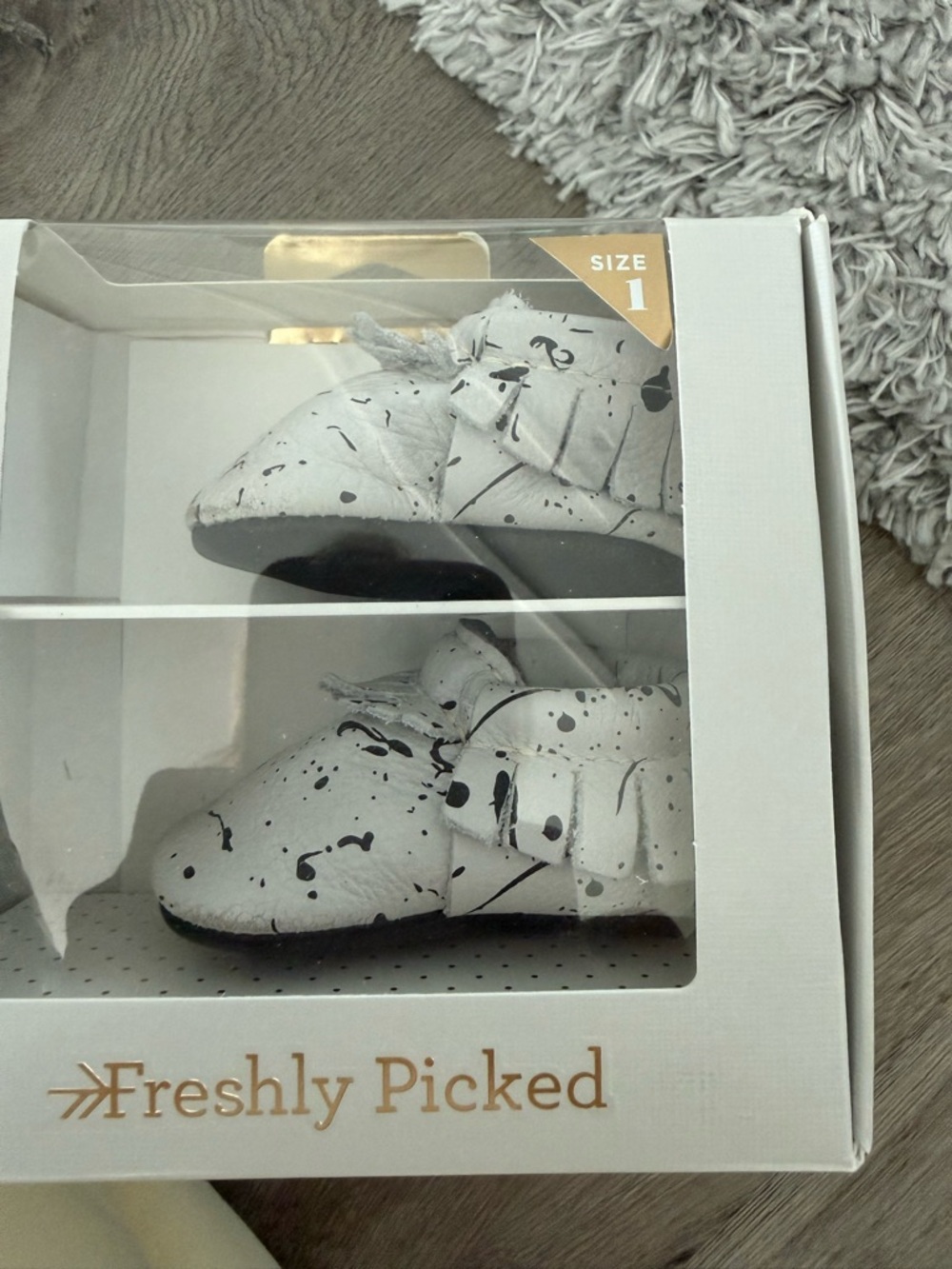 2 pack of crib Baby shoes splatter paint & camo
Print sooo cute